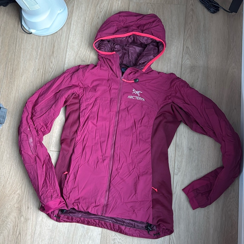 Arc’teryx women’s Atom LT jacket size medium pink burgundy magenta